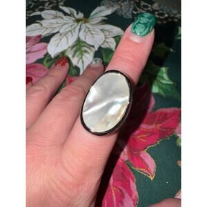 Ring / Mother of Pearl / Silver Tone / EUC